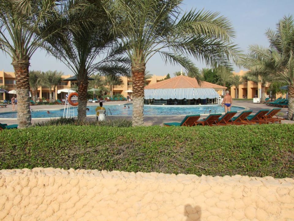 Großer Pool mit Pool-Bar BM Beach Resort