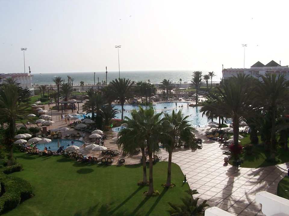 Pool und dahinter das Meer Iberostar Waves Founty Beach