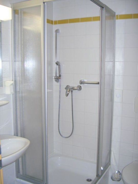 Dusche Badezimmer EZ IFA Alpenrose Hotel Kleinwalsertal