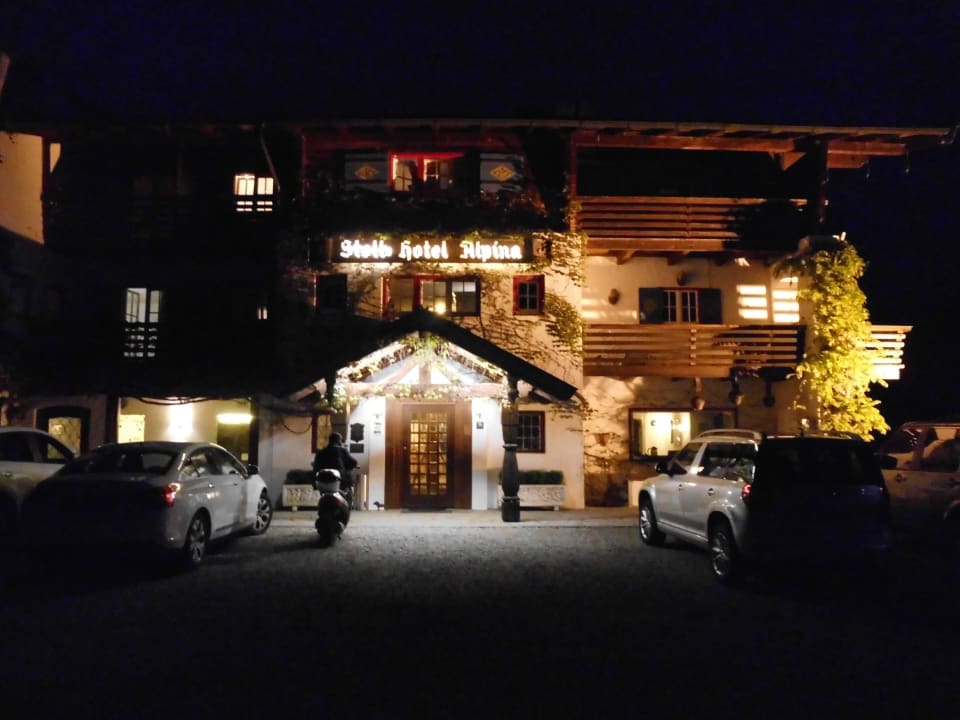 Hotelansicht und Eingang Stoll's Hotel Alpina