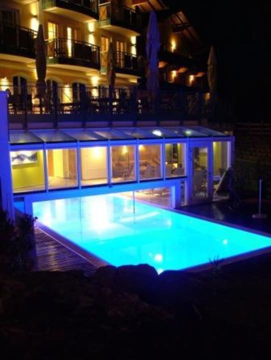 Hotel und Pool bei Nacht Das Stemp Wellnessresort