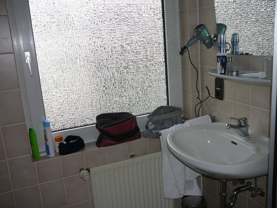 Bad ohne jegliche Abstellmöglichkeit, nicht 4* tauglich Hotel Traube Rüdesheim