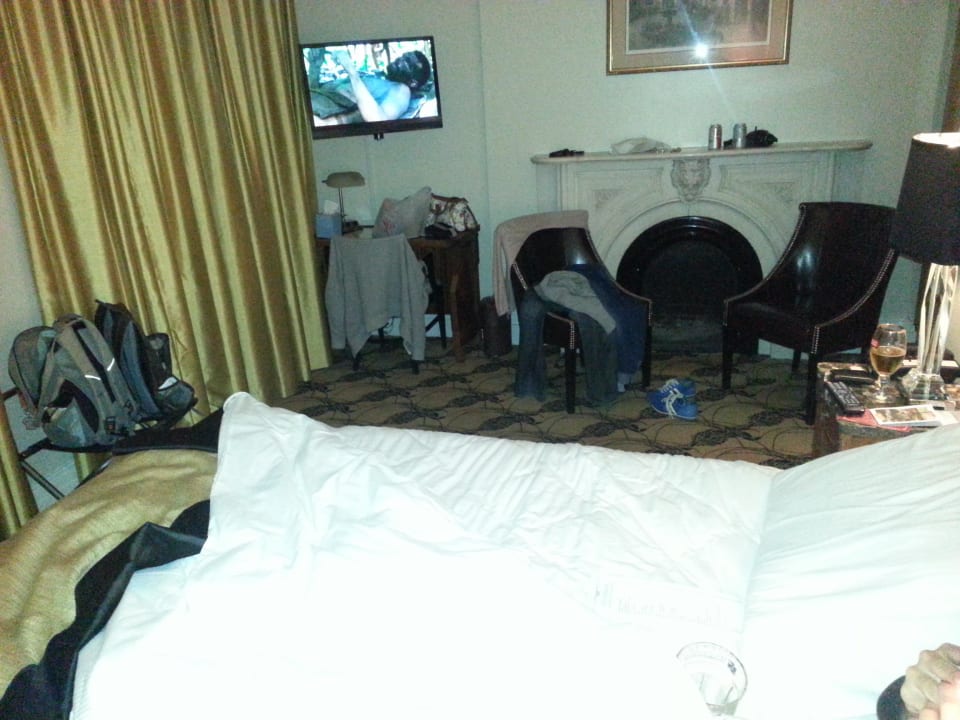 Nice big room with flat screen TV Hotel Manoir D'Auteuil
