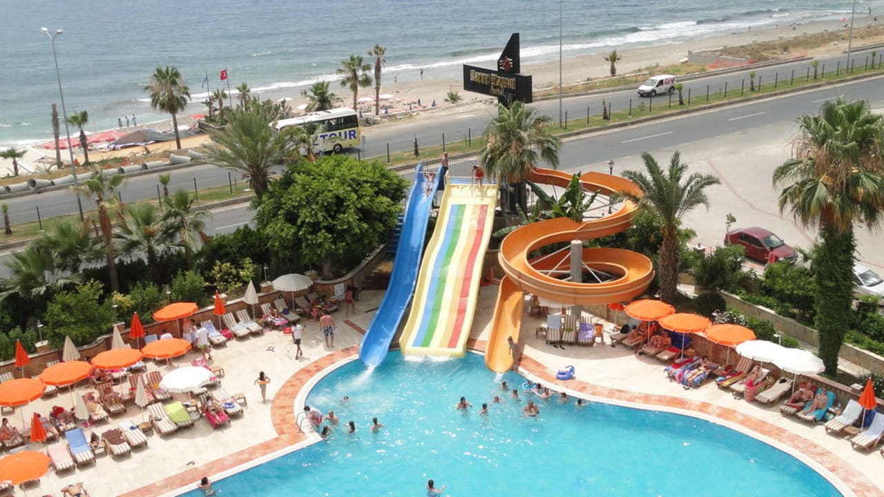 Widok na basen ze zjeżdżalniami Prestige Alanya