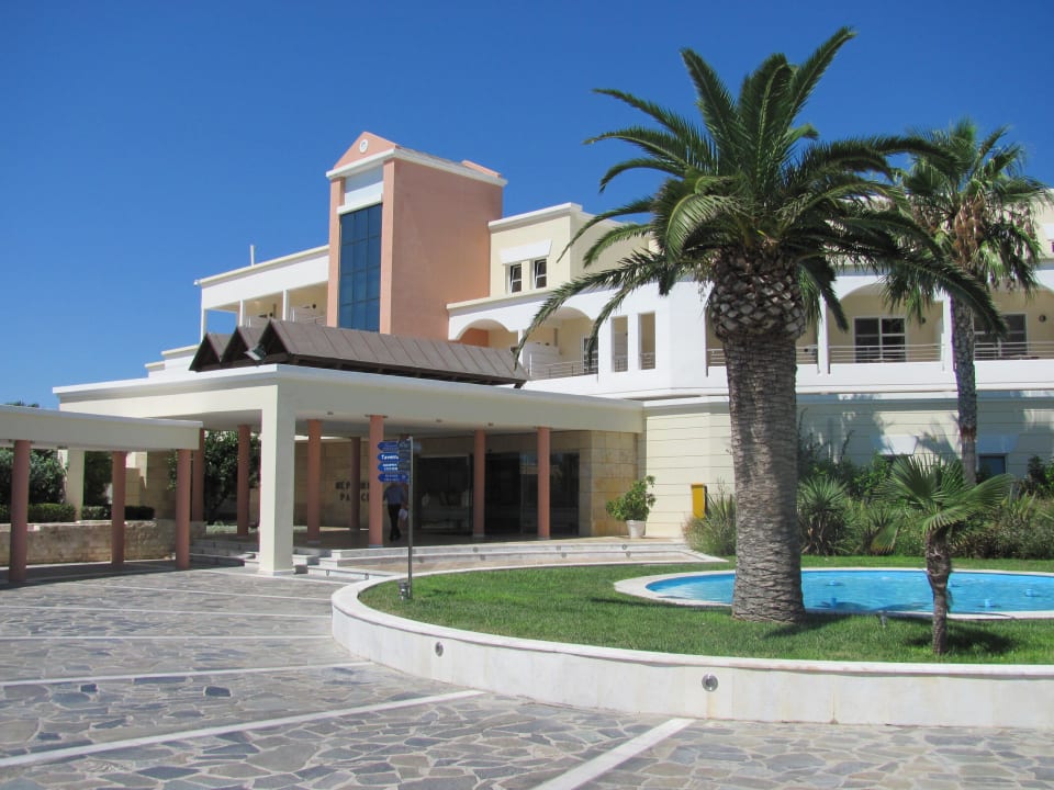Hoteleingang Neptune Luxury Resort
