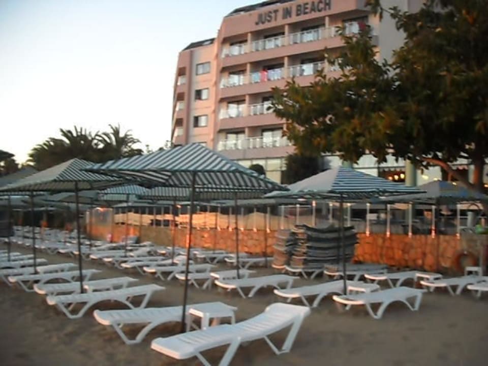 Der Strand ist leer ! Aska Hotel Just in Beach