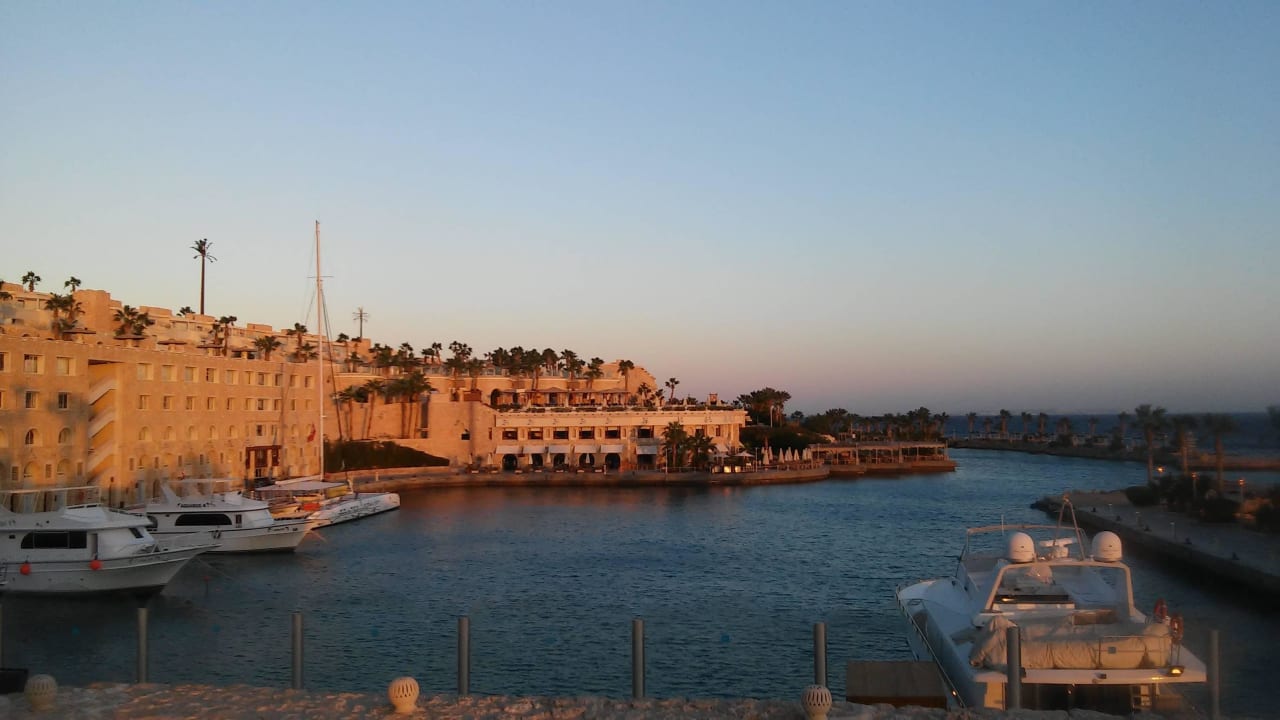 Blick von rechter Seite des Hotelstrandes Pickalbatros Citadel Resort