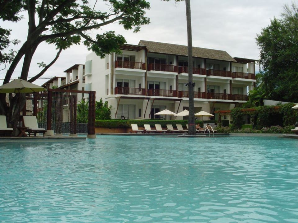 Blick über den Pool auf das Hotel Veranda Resort & Villas Hua Hin Cha Am