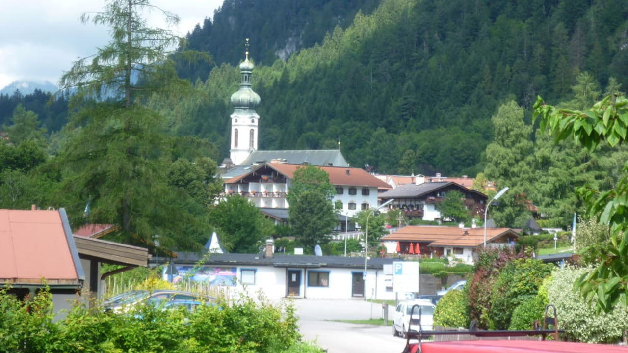 Blick zur Kirche Gästehaus Höflinger