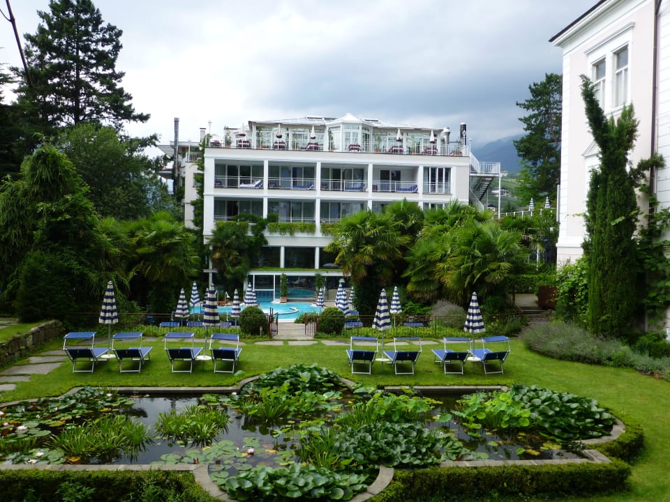Blick zum Hotel und Pool Hotel Villa Irma