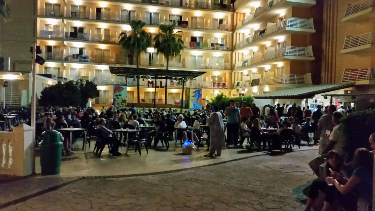 Den ganzen Tag war die Bar voll Ahoi! Urban Beach Hotel