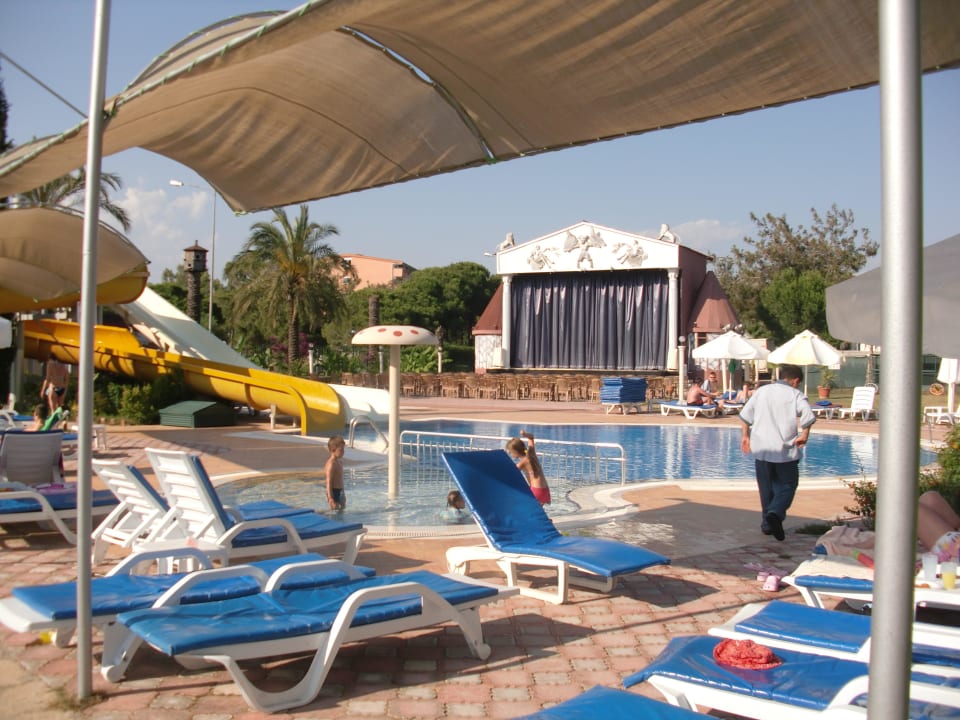 Kinderbecken und Bühne Bieno Club Venüs Hotel &Spa