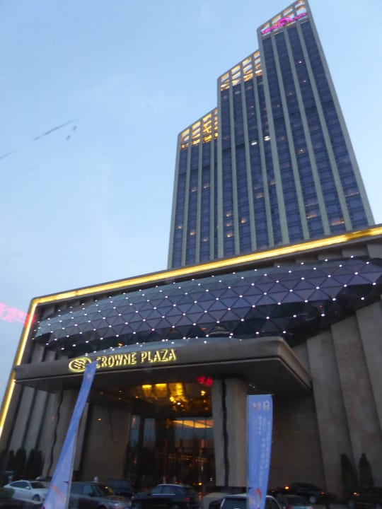 Frontalansicht des Hotels Crowne Plaza Lanzhou
