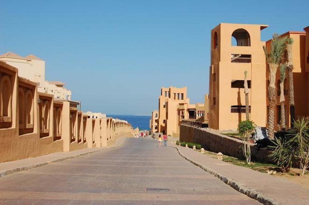 Dojście na plażę Rehana Sharm Resort Aqua Park & Spa