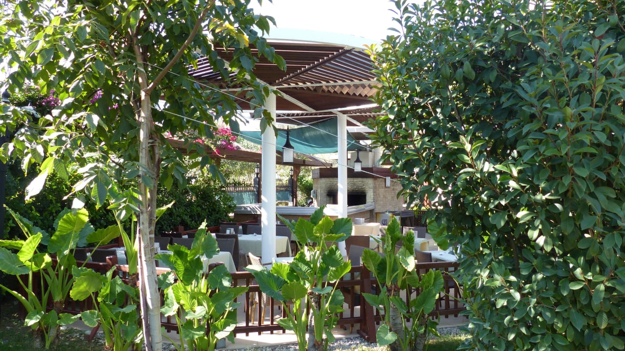 Schöne Pflanzen in der Gartenanlage Sunis Evren Beach Resort Hotel & Spa