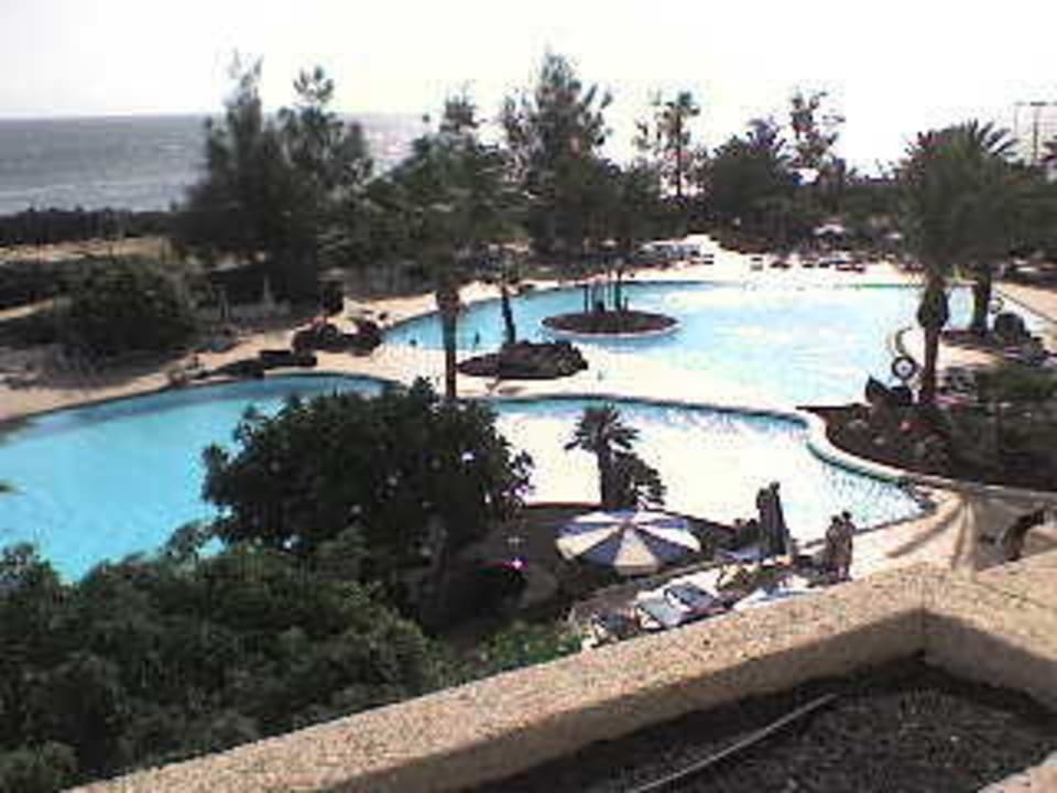 Blick aus dem Zimmer auf die Pools Hotel Grand Teguise Playa
