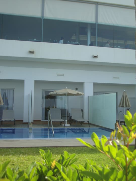 Die Swim up Suiten von der Strandpromenade aus gesehen Hotel Riu Gran Canaria