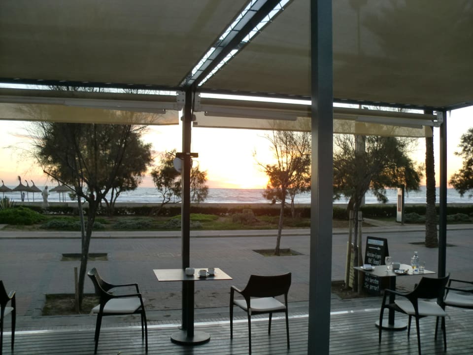 Blick auf den Sonnenuntergang vom Strandlokal Iberostar Waves Bahia de Palma
