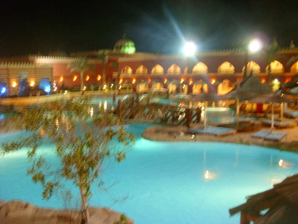 Poolanlage bei Nacht Pickalbatros Alf Leila Wa Leila Resort - Neverland Hurghada