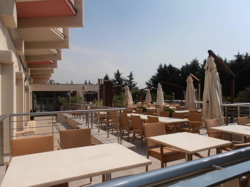 Terasse zum Frühstücken und Abendessen Rubin Hotel