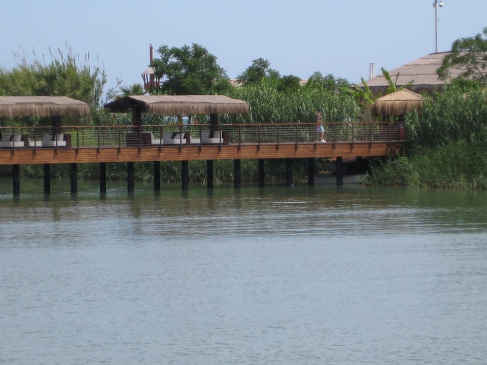 Strand und Hotel werden durch Lagune getrennt. Gloria Serenity Resort