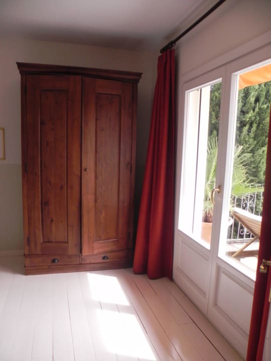 Old rustic small wardrobe for one person's use Hotel La Fuente De La Higuera