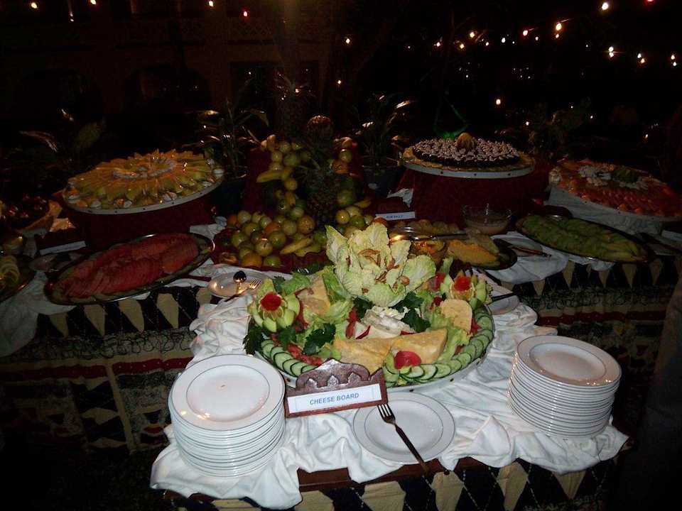 Abendessen am Grillabend in er Gartenanlage Hotel Southern Palms Beach Resort