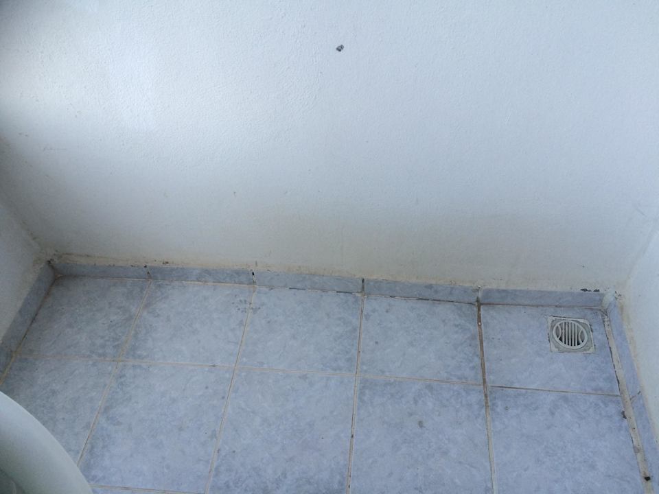 Der Boden auf dem Balkon Hotel Ideal Beach