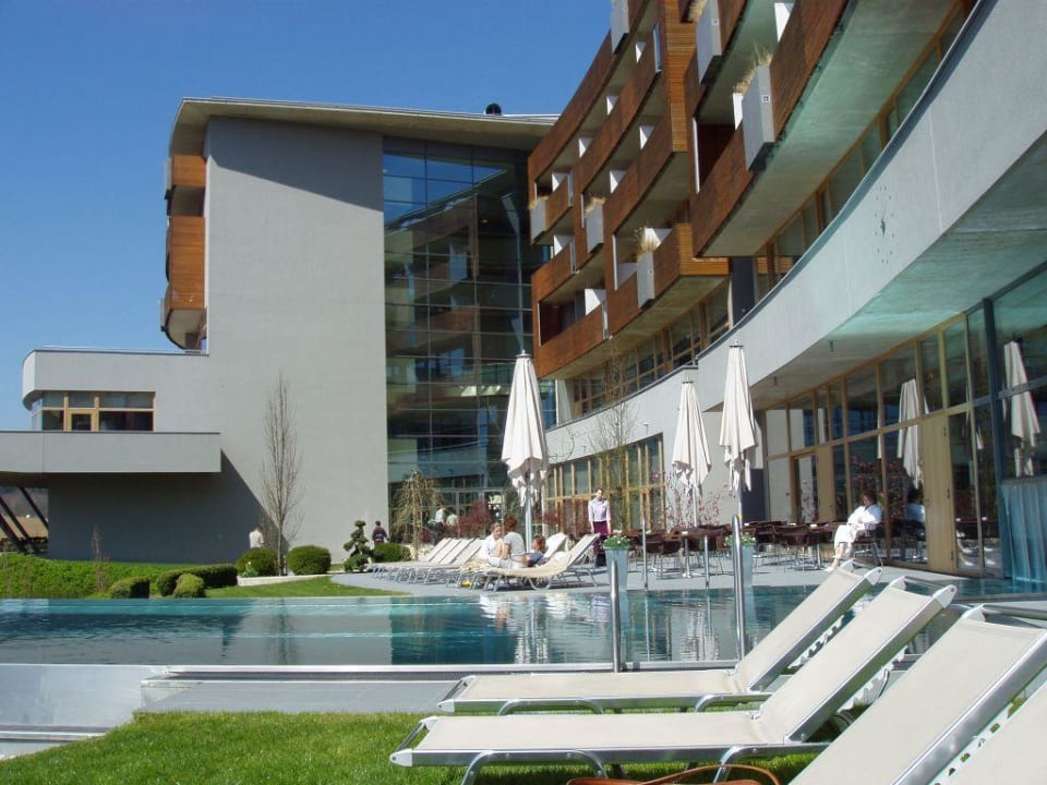 Aussenpool mit Terrasse und Liegewiese Falkensteiner Balance Resort Stegersbach