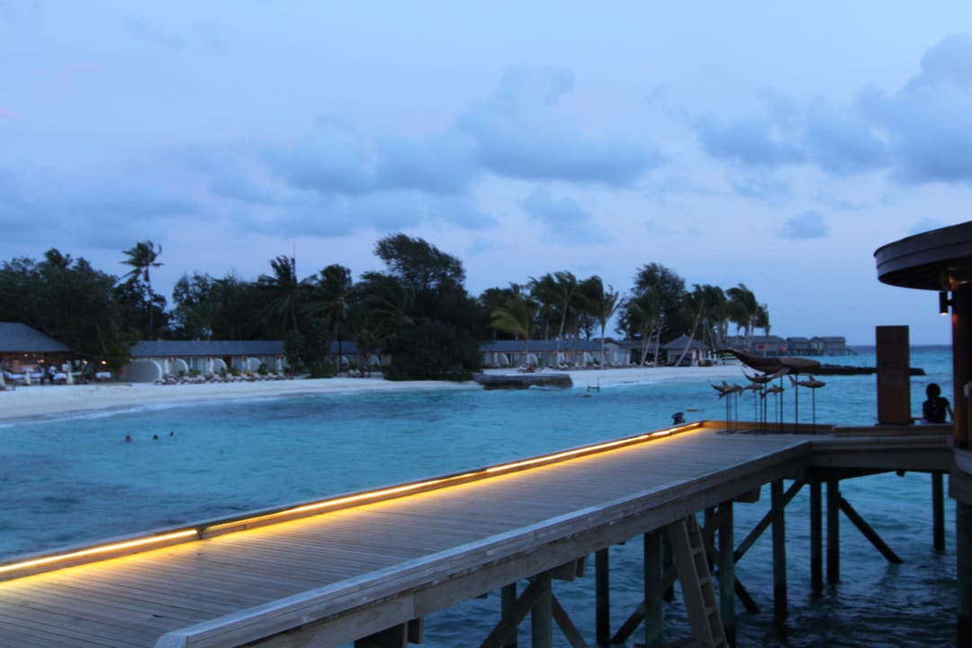 Ausblick zum Strand Centara Ras Fushi Resort & Spa Maldives