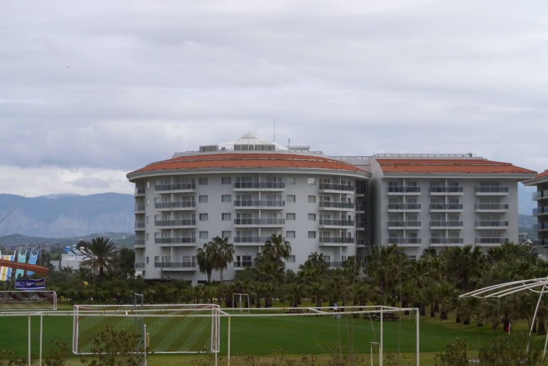Im Hintergrund die Berge Seaden Sea World Resort & Spa