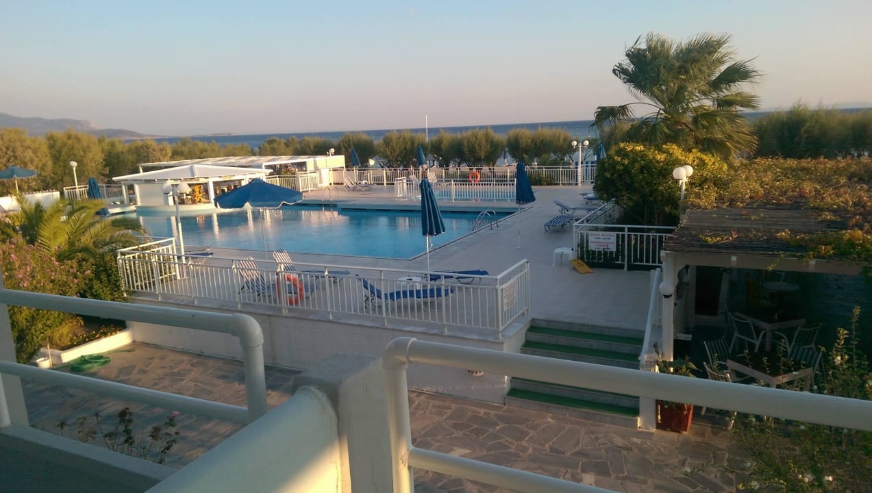 Abendlicher Blick zumPool/Strand Kouros Seasight Hotel