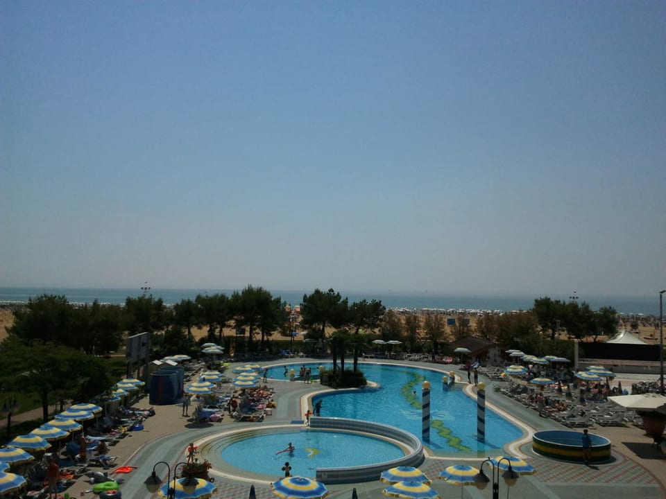 Blick von der Dachterrasse Aparthotel Holiday