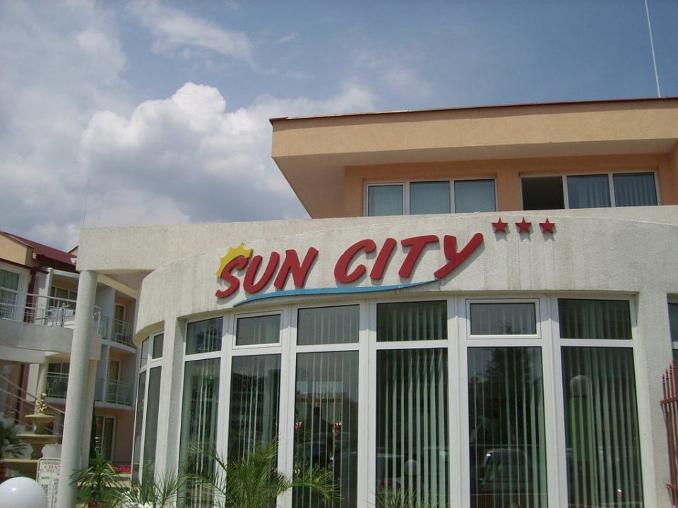 Rezeption von Außen Hotel Sun City