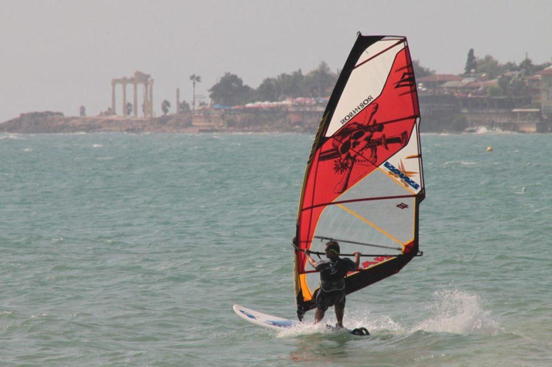 Surfer vor Side ROBINSON PAMFILYA