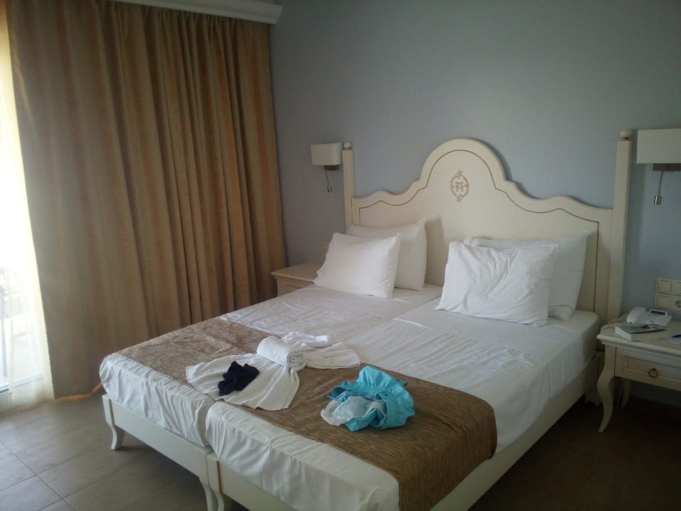 Zimmer Alexander Beach Hotel & Village Resort