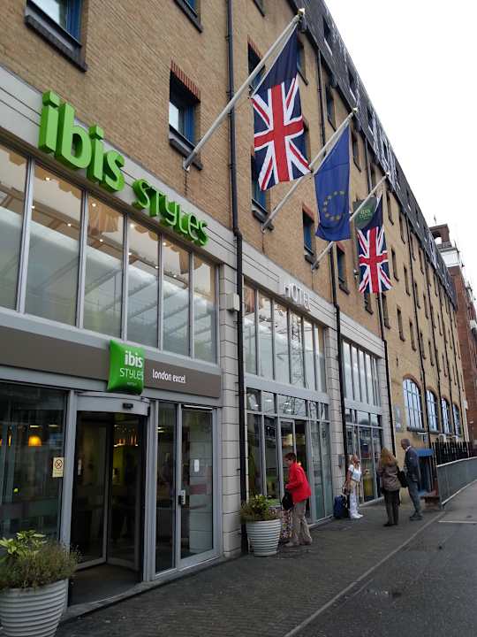 Von der Straße aus ibis Styles London Excel