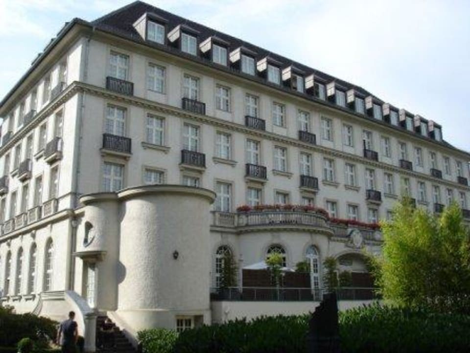 Aussenansicht mit Restaurantterrasse Parkhotel Quellenhof Aachen