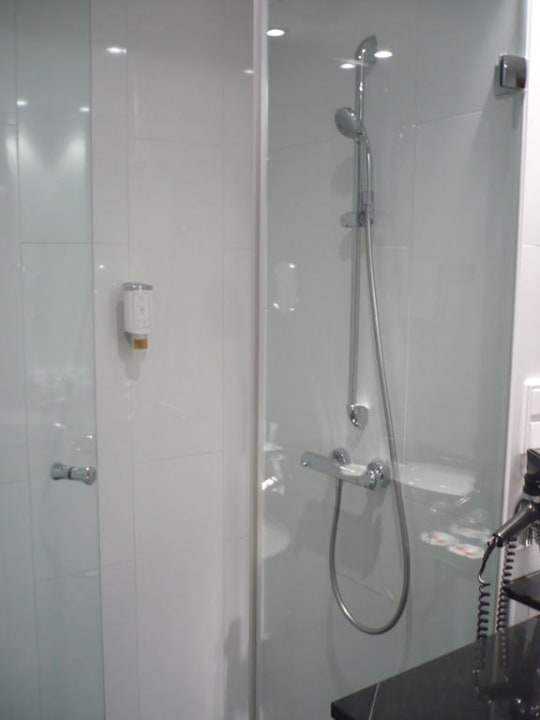 Die moderne, saubere und rießige Dusche Four Points by Sheraton Panoramahaus Dornbirn