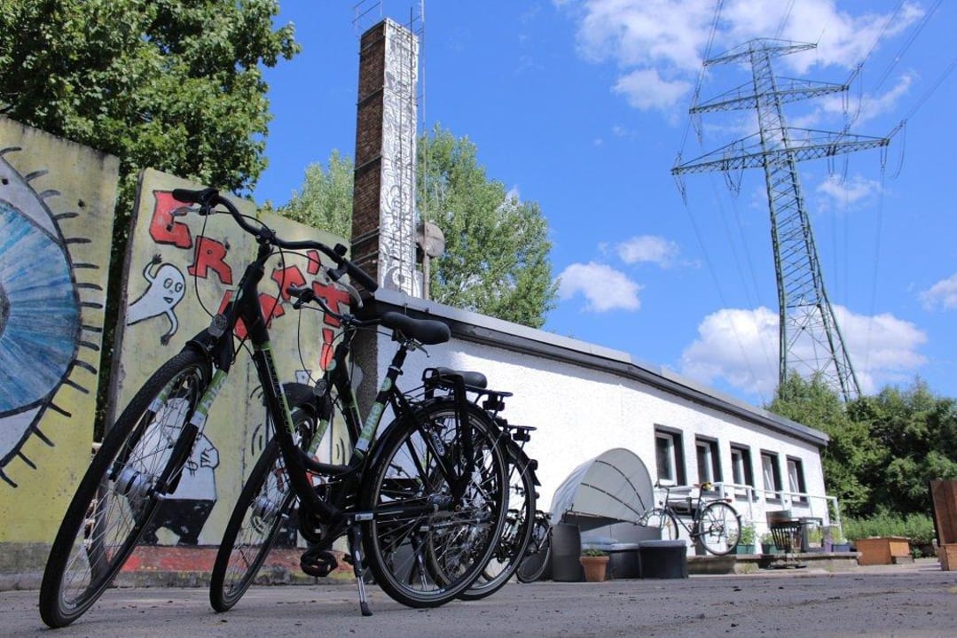 Mauerteile und Leihräder Qbe Hotel Heizhaus Berlin