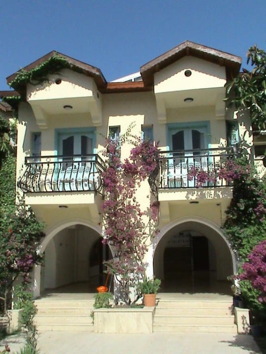 Wejście do jednego z budynków hotelowych Hotel Keskin