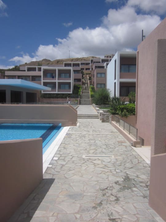 Außenbereich mit Aufgang zu den Zimmern Atlantica Mikri Poli Kos