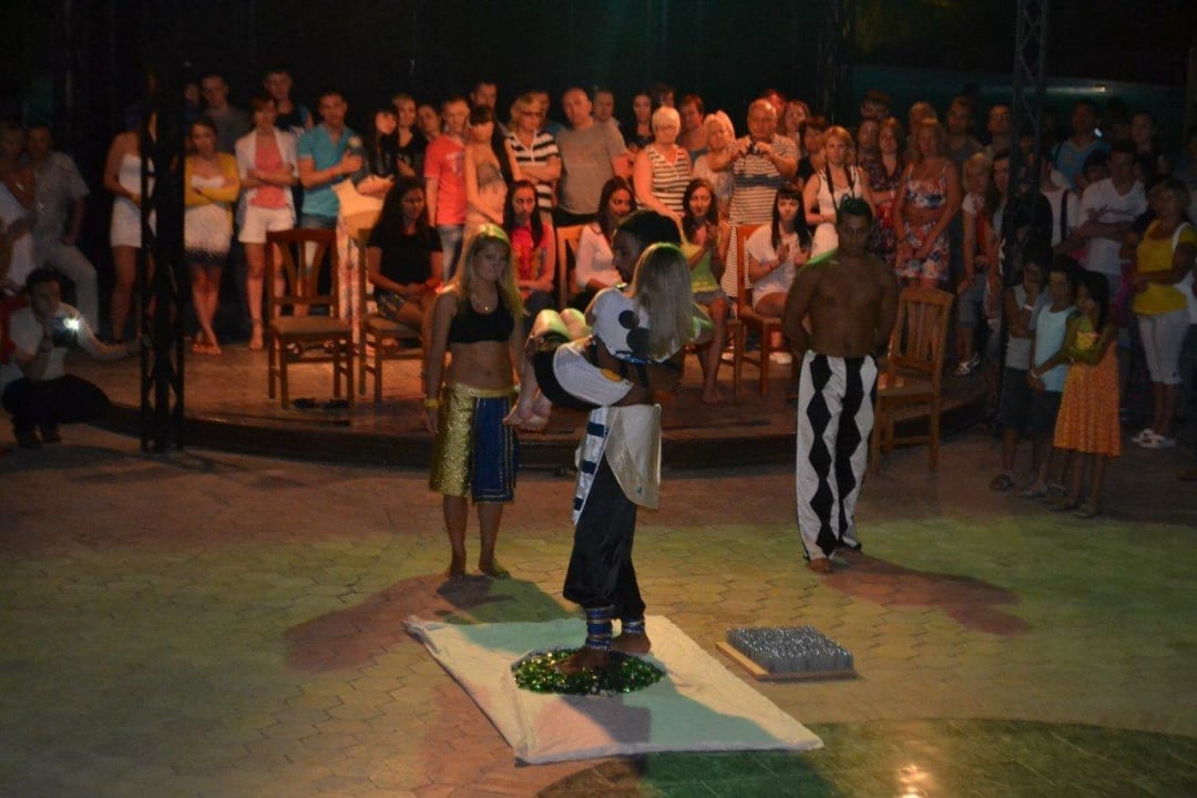 Выступление аниматоров. Riviera Aqua Park Resort