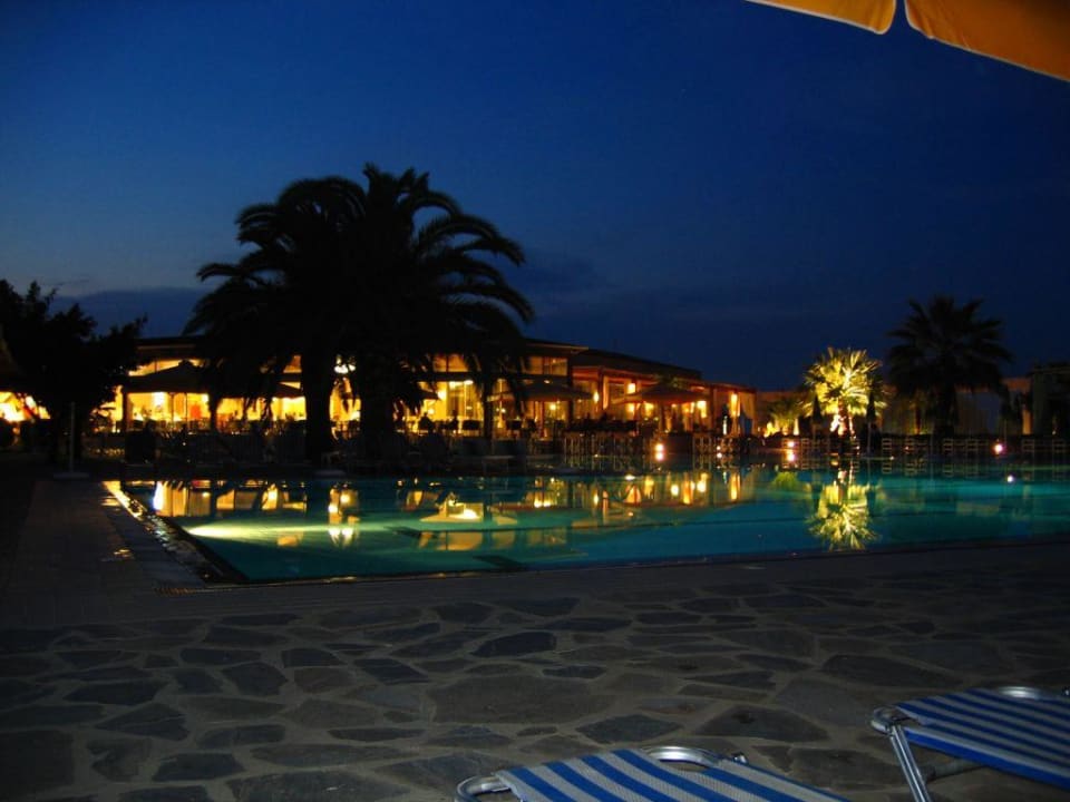 Pool bei Nacht alltoura Club Hotel Poseidon Palace