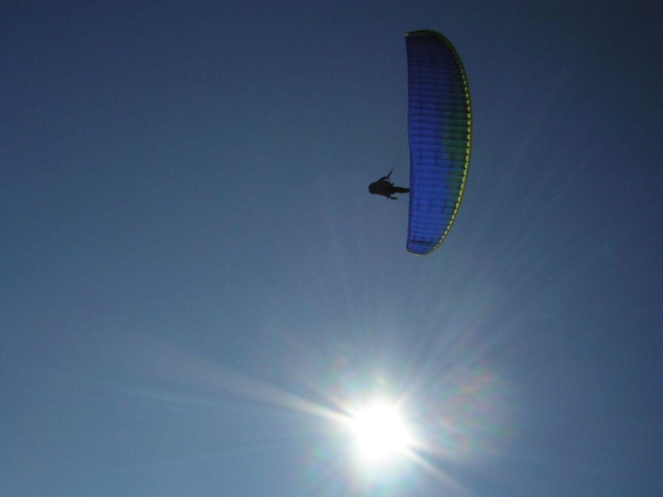 Ein Paraglider beim Abstieg . Gardenia Hotel
