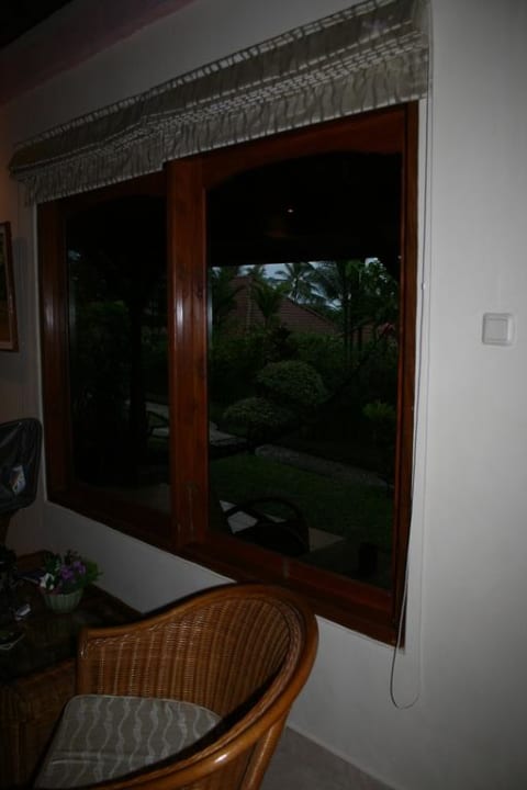 Blick aus dem Fenster abends Puri Dajuma Beach Eco-Resort & Spa