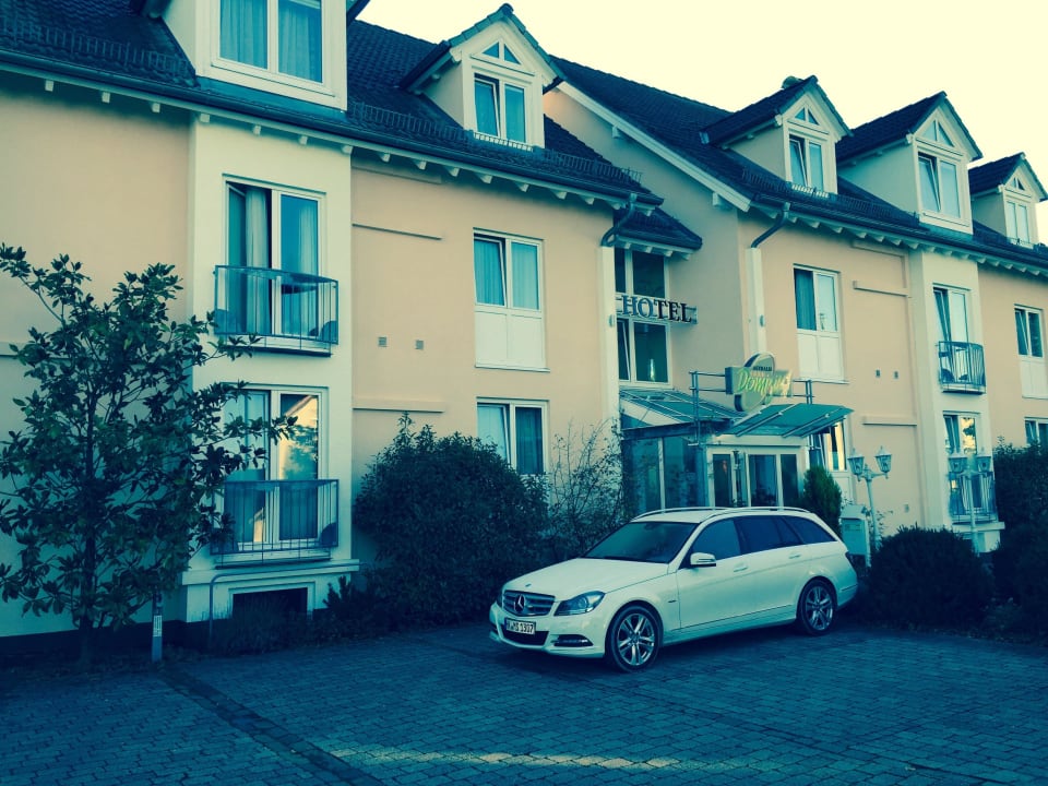 Eingangsbereich und Parkplatz Astralis Hotel Domizil