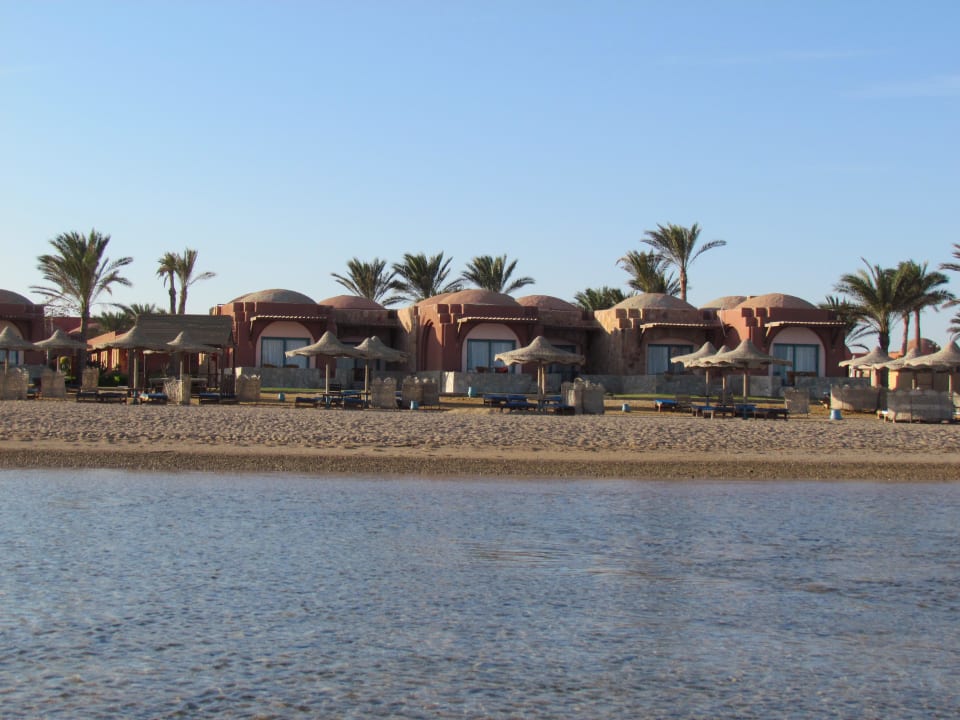 Die Familienbungalows vom Meer aus Swisstouch Oriental Resort Marsa Alam