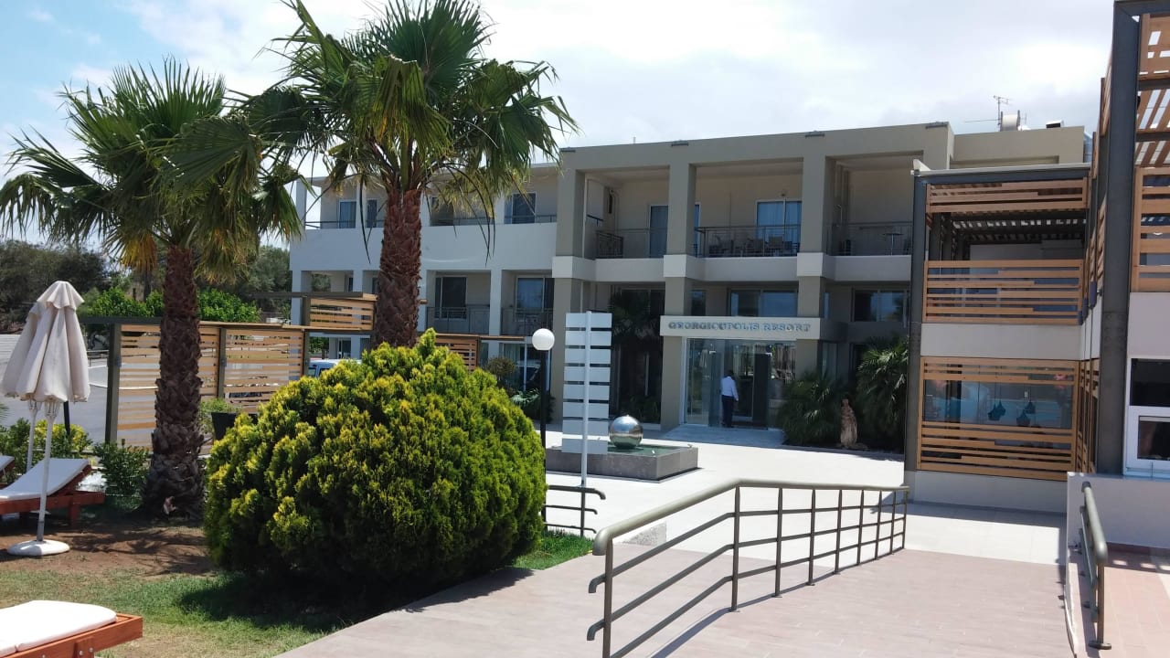 Hoteleingang (vom Pool aus gesehen) HARPIN Georgioupolis Resort Aquapark & SPA