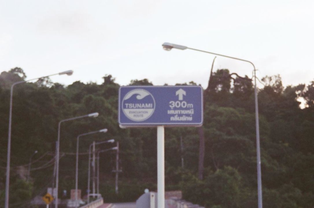 Tsunami-Evakuierungsrouten-Schild vorm Hotel Hotel Patong Seaview